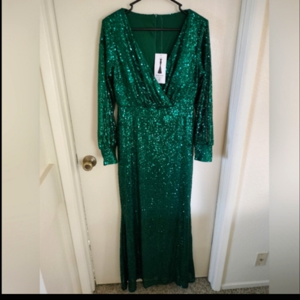 🎉BOGO XL GREEN SEQUENCE DRESS FLATTERING